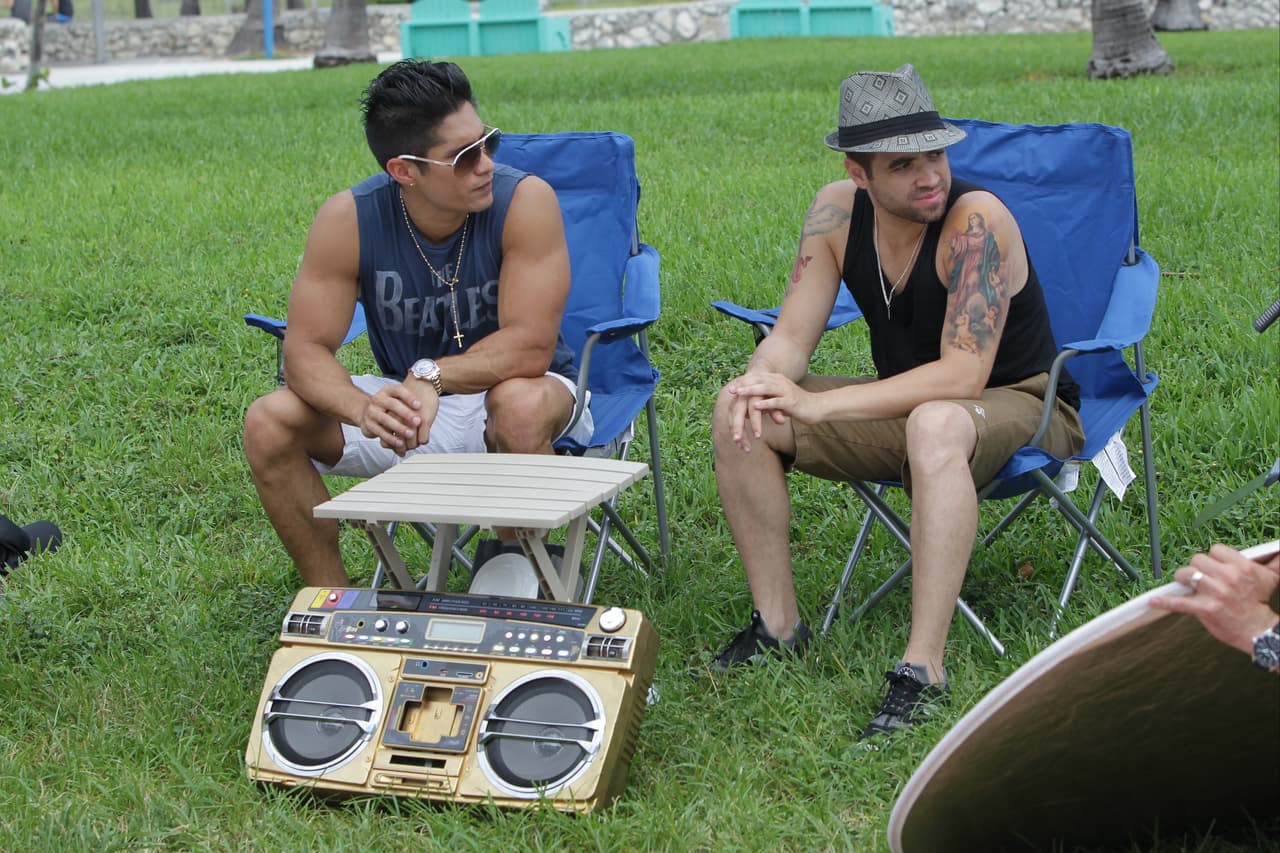 -Oye, pero mira qué hermosa mujer. Voltea discretamente.
<br>Yo:
<br>