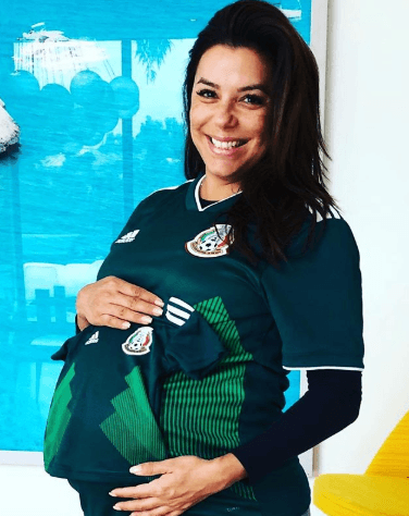 Desde antes del nacimiento de Santiago, la actriz mostró que ella y su bebé apoyaban en el Mundial de Rusia 2018 a la selección de México, país de donde es originario su esposo.