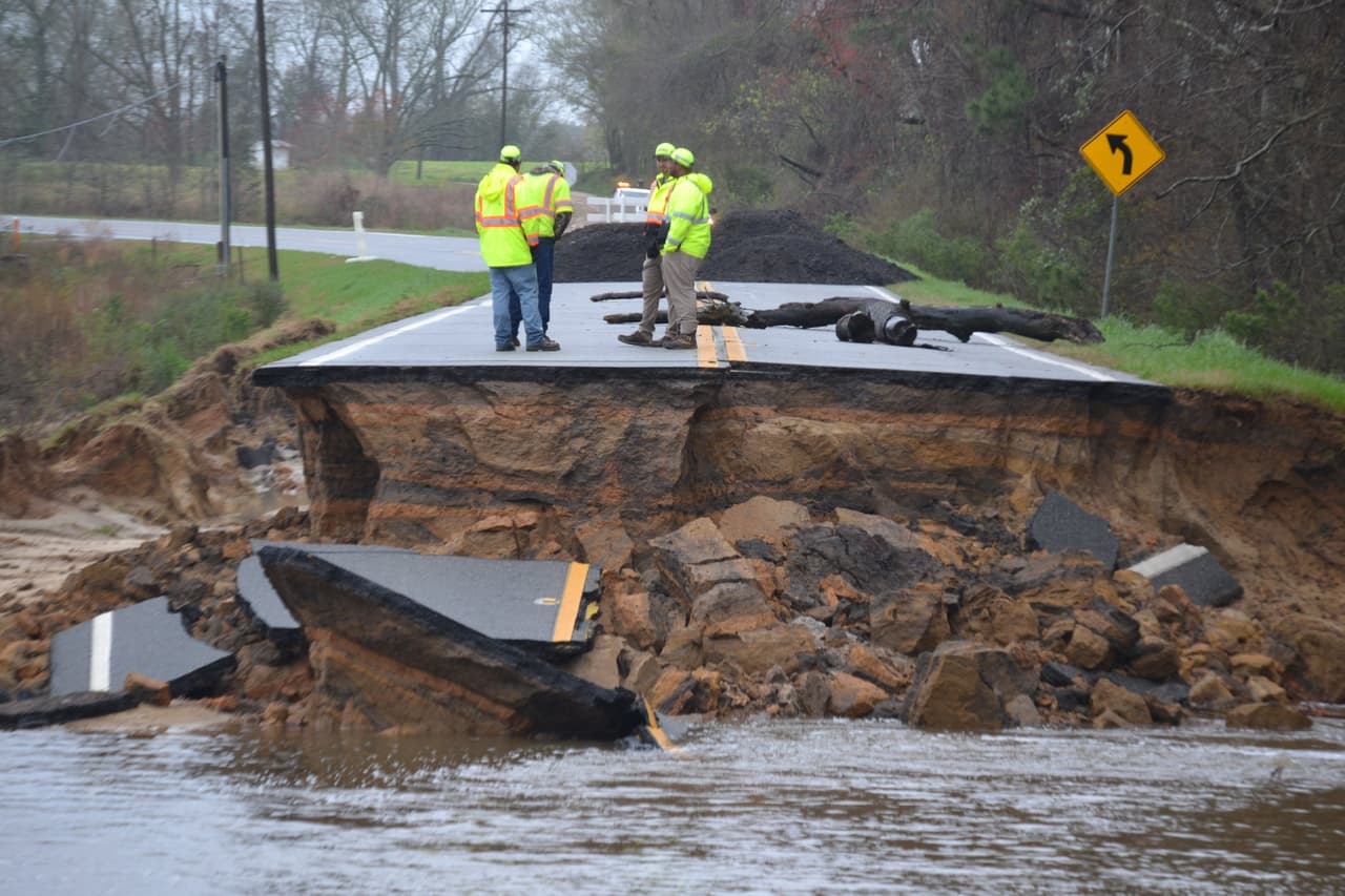 SR 112 entre Rebecca & Rochelle, en el condado de Wilcox, Georgia. Las fuertes precipitaciones han generados inundaciones en varios condados al sur del estado. El gobernador Brian Kemp, declaró estado de emergencia para al menos tres docenas de condados al sur de la Interestatal 20.