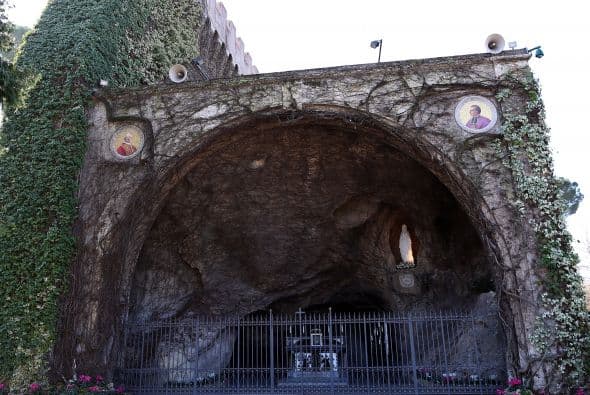 Benedicto podrá así pasar el resto de sus días en el jardín florido del monasterio, donde se cultivan dos variedades poco frecuentes de rosas: la "Beatrice d'Este" rosada, y la blanca "Giovanni Paolo II".