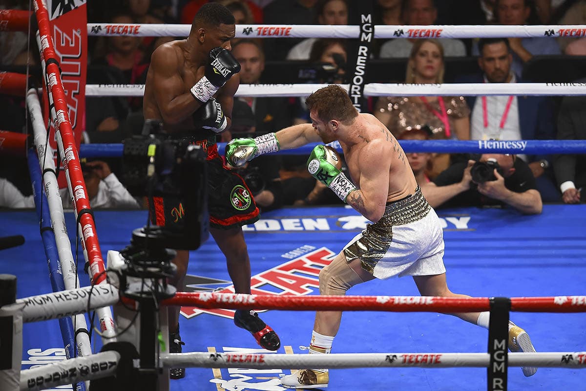 En el tercer round, Canelo (derecha) puso contra las cuerdas a Jacobs, pero los golpes no bastaron para ponerle fin al combate.