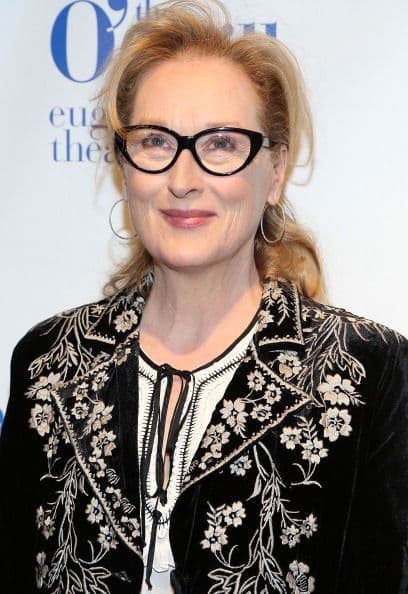 Meryl Streep no sale de la contienda y esta vez es elegida para subir la categoría del premio a 'Actriz Favorita de Cinta Dramática'.