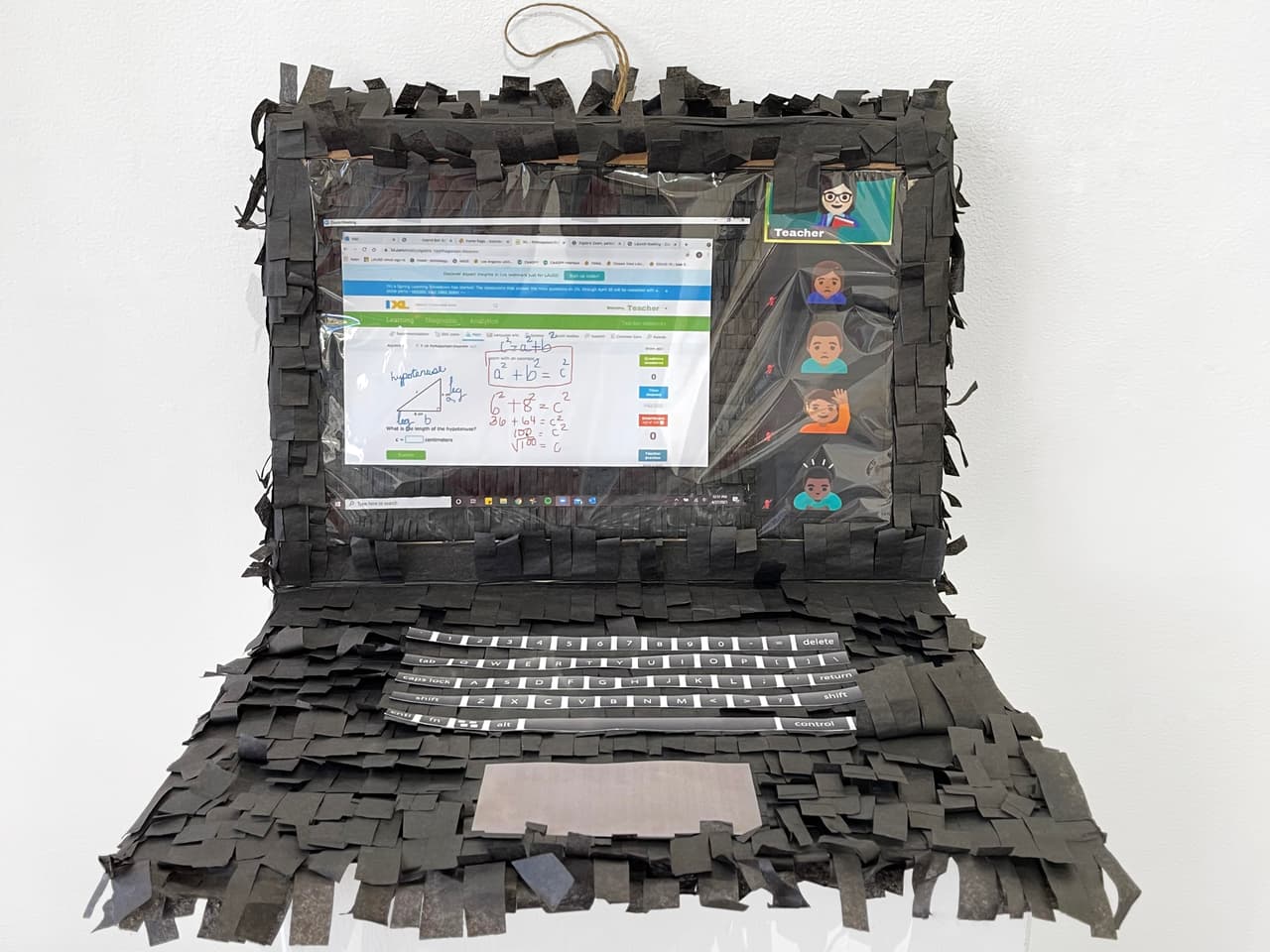 La exposición es gratis y estará abierta de martes a sábado hasta el 4 de diciembre. Para visitarla puede ir a Craft In America, lugar ubicado en 8415 W. Third Street, Los Angeles, CA 90048.
<br>
<br>Para más información puede visitar el sitio web “
<a href="https://www.craftinamerica.org/exhibition/pinatas-the-high-art-of-celebration" target="_blank">Piñatas: el arte de la celebración</a>”.