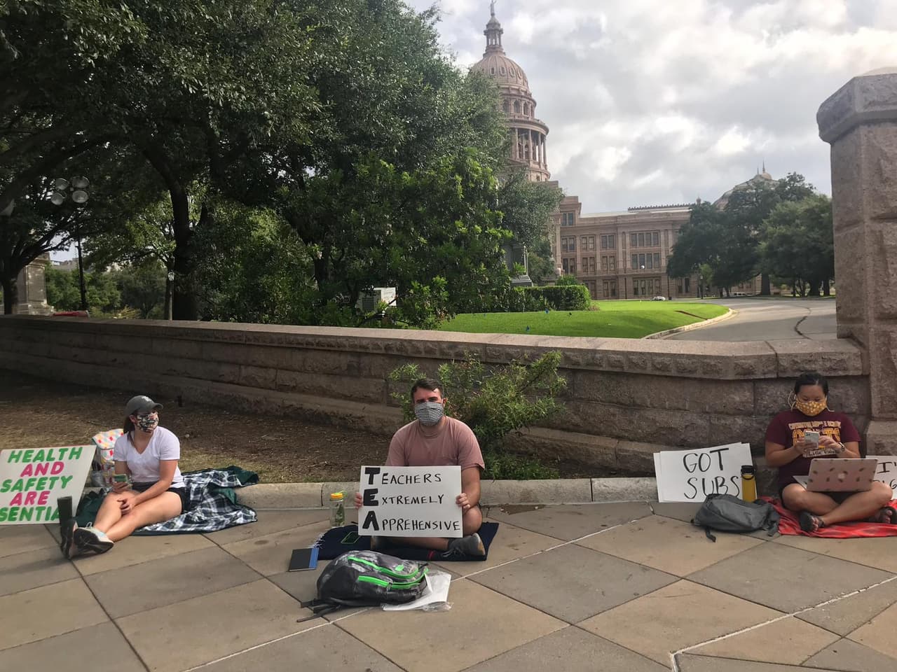 Los funcionarios del Distrito Escolar Independiente de Austin, el distrito escolar más grande del área, dice que sus 80,000 estudiantes se conectarán en línea durante las primeras tres semanas de clases. Round Rock ISD y Leander ISD enviaron una carta a TEA expresando su preocupación.