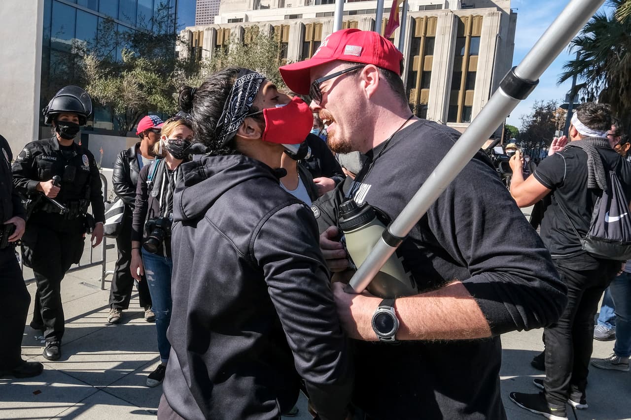 Sin embargo, videos captados en la zona dan muestra de enfrentamientos violentos entre manifestantes con banderas de Trump y contramanifestantes.