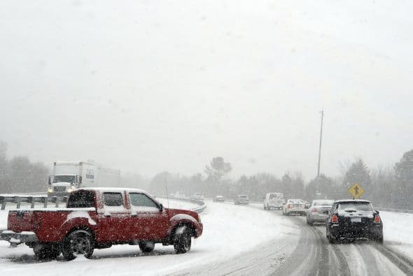 El Servicio Meteorológico Nacional calificó el sistema invernal de "catastrófico" y lo ha comparado con un fenómeno similar que afectó a la costa este del país en el 2000 y que dejó a miles de personas sin energía eléctrica durante días.