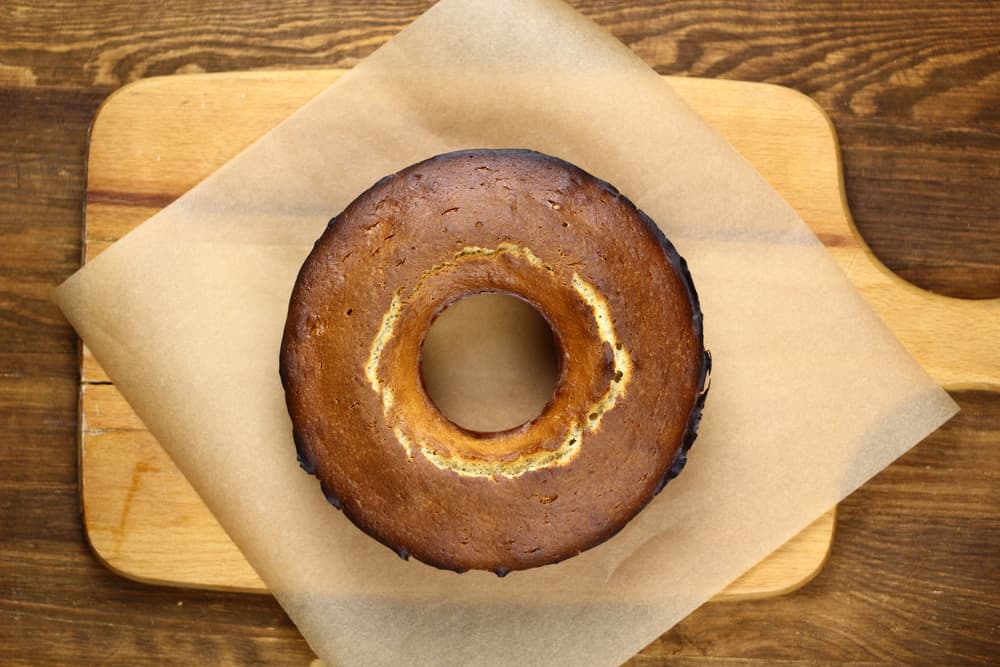 Se cierne harina con el polvo de hornear; agrega poco a poco alternadamente con el jugo de naranja y bate. Sin dejar de batir, agrega el aceite y cuando esté integrado, añade la ralladura de naranja.