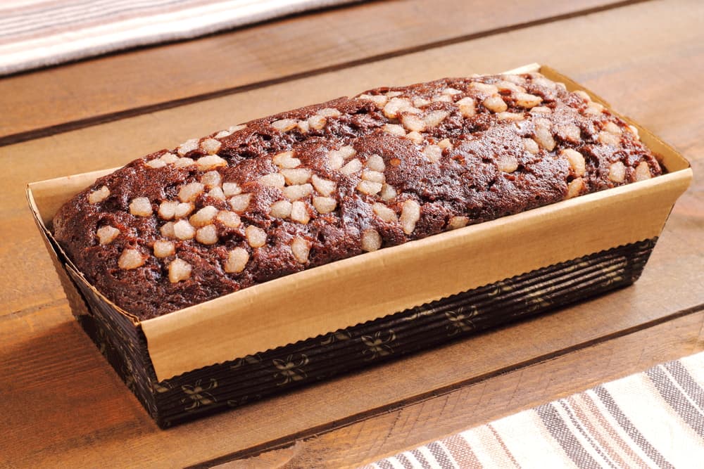 En un bowl coloca la harina cernida junto con el polvo de hornear, la cocoa y la canela. Después agrega la mantequilla y mezcla hasta obtener una consistencia de migas de pan. Es el momento de que añadas azúcar y las nueces picadas.