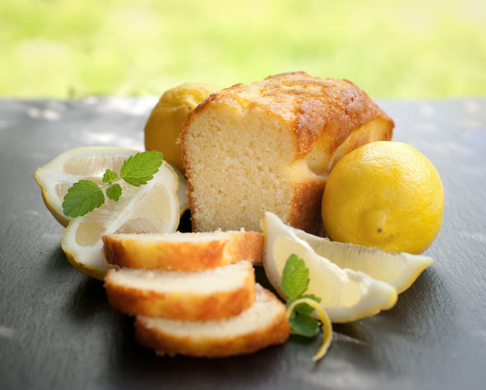 Los ingredientes que necesitas son los siguientes: jugo de naranja colado, huevos, azúcar, harina, polvo de hornear, ralladura de naranja, trocitos de piña en almíbar, aceite vegetal y ron.