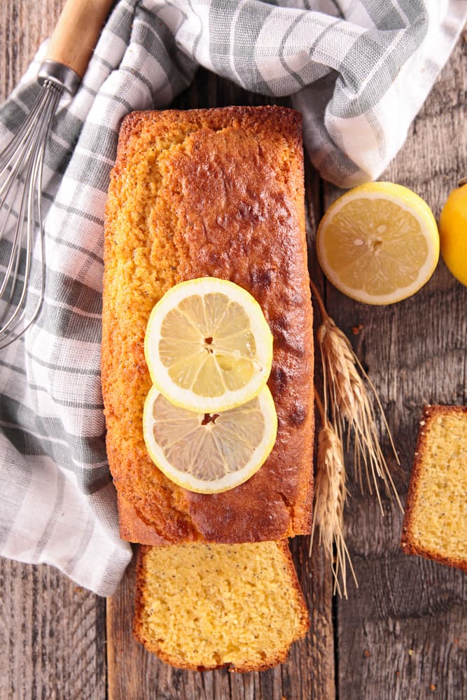 Con movimientos envolventes, incorpora los trozos de pina y vacía la masa al molde engrasado y enharinado. Hornea por 40 minutos a 180ºC y desmolda. Puedes picar el panque con un tenedor por diferentes partes para que al momento de bañar con el jugo de naranja y el ron se impregne.