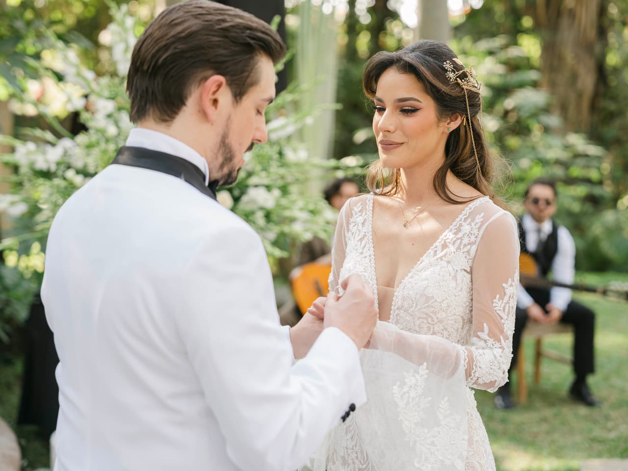 Ella lució un vestido de novia de la marca Pronovias, el cual, reveló en su cuenta de Instagram, le regaló su amigo el nutricionista Gustavo Melo. 
<br>