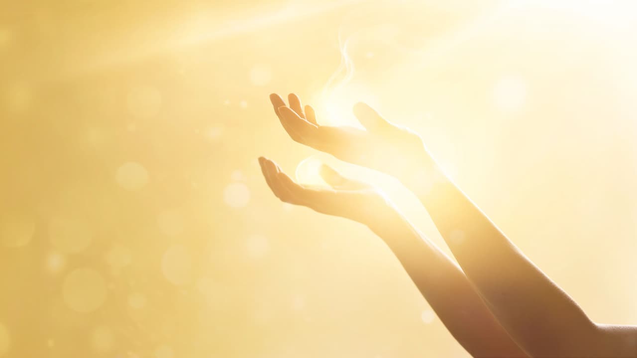 - Ponte en la presencia de Dios diciendo esas palabras mentalmente: "me pongo en la presencia de Dios y le doy gracias por este momento que me regala para conectarte con su luz infinita y la luz de sus ángeles".