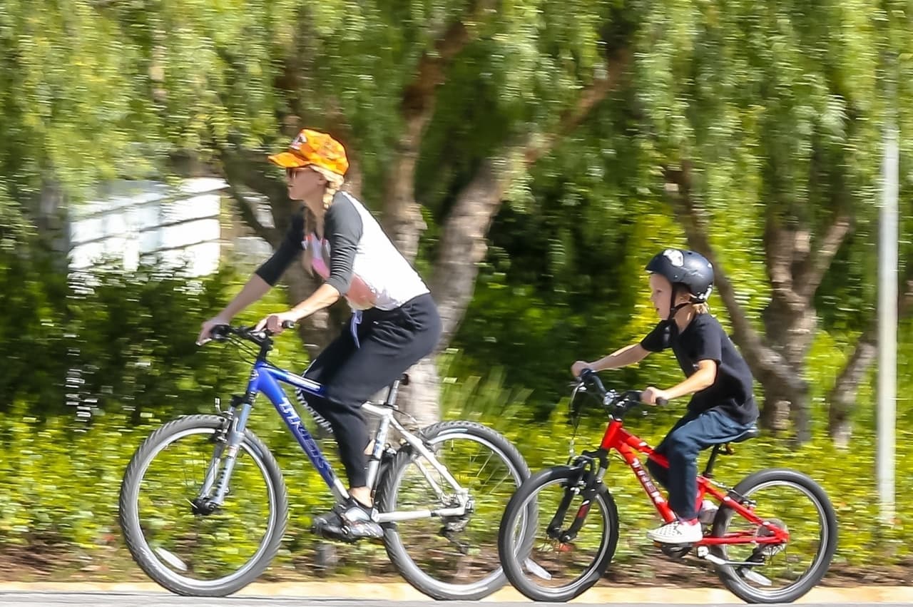 La actriz fue vista cerca de su casa en Los Ángeles, llevando una gorra de béisbol naranja y un par de coletas, mientras rodaba acompañada de su hijo Bingham, de 8 años, y su compañero, Danny Fujikawa.