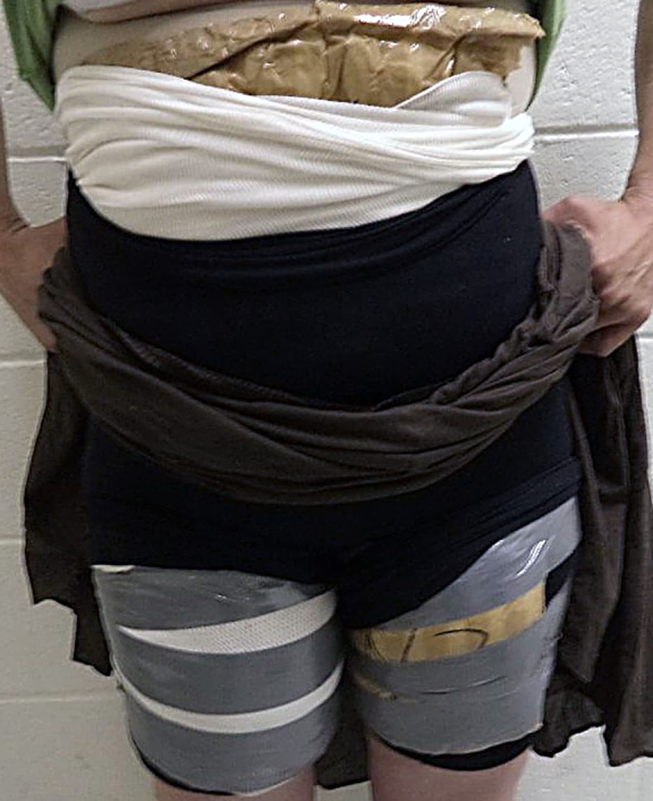 En las enaguas. La clásica "mula" que se pega la droga al cuerpo.