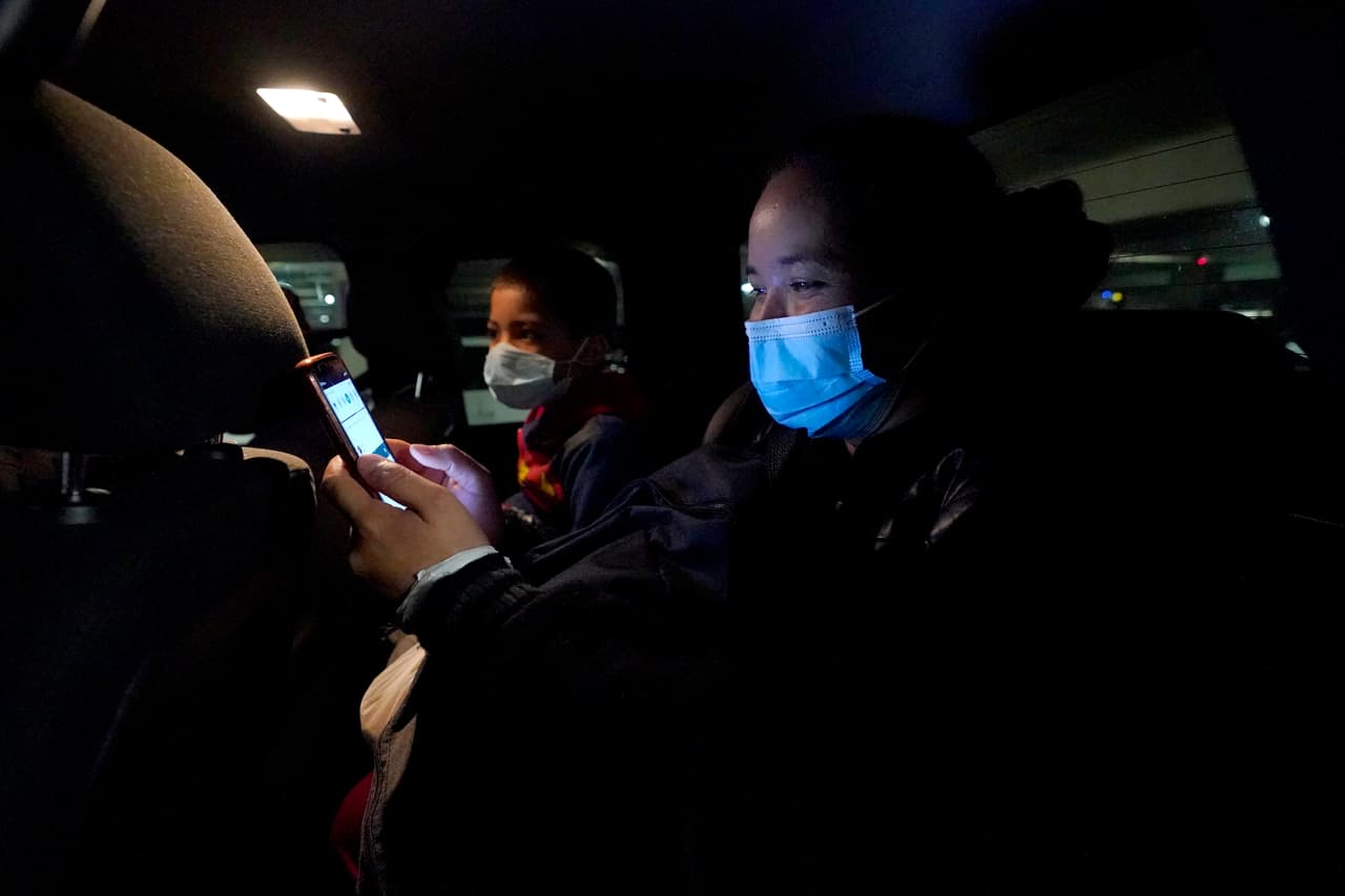 Celestina y su hijo Yancarlos a bordo de un automóvil luego de reencontrarse con su hermano en el aeropuerto de Linthicum, Maryland. “Ya está aquí, gracias a Dios. El camino es muy duro. Son muchas barreras”, comentó Marco Ramírez. Estoy “muy contento porque ya la tenemos acá cerca de la casita”, señaló.