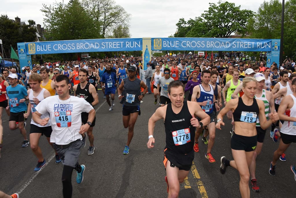 <b><a href="https://www.broadstreetrun.com/">Blue Cross Broad Street Run (1 de mayo)</a></b>: Después de convertirse en una carrera virtual en 2020 y de pasar al otoño de 2021, la Blue Cross Broad Street Run vuelve a tomar el corredor central de la ciudad el primer domingo de mayo.