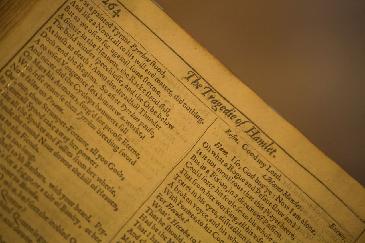 Exponen un ejemplar de la primera colección de obras de William Shakespeare