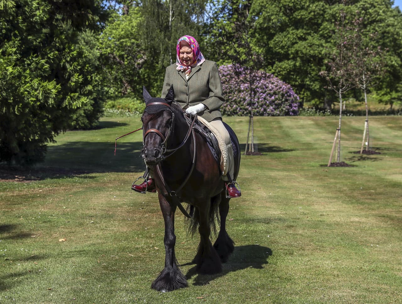 Una fuente del diario The Sun dijo que 
<b><a href="https://www.thesun.co.uk/news/14826366/queen-security-scare-intruders-break-into-windsor/" target="_blank">este hecho "es imperdonable"</a></b> al interior del equipo que resguarda a la reina y al castillo. "Todos estaban en alerta máxima después de la primera intrusa, y ahora sucedió esto. Las cabezas podrían rodar". 
<br>