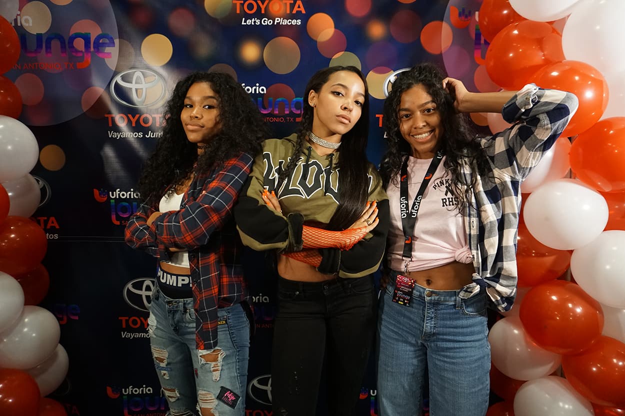 Tinashe stops by the Uforia Lounge for a quick acoustic session and a meet and greet.