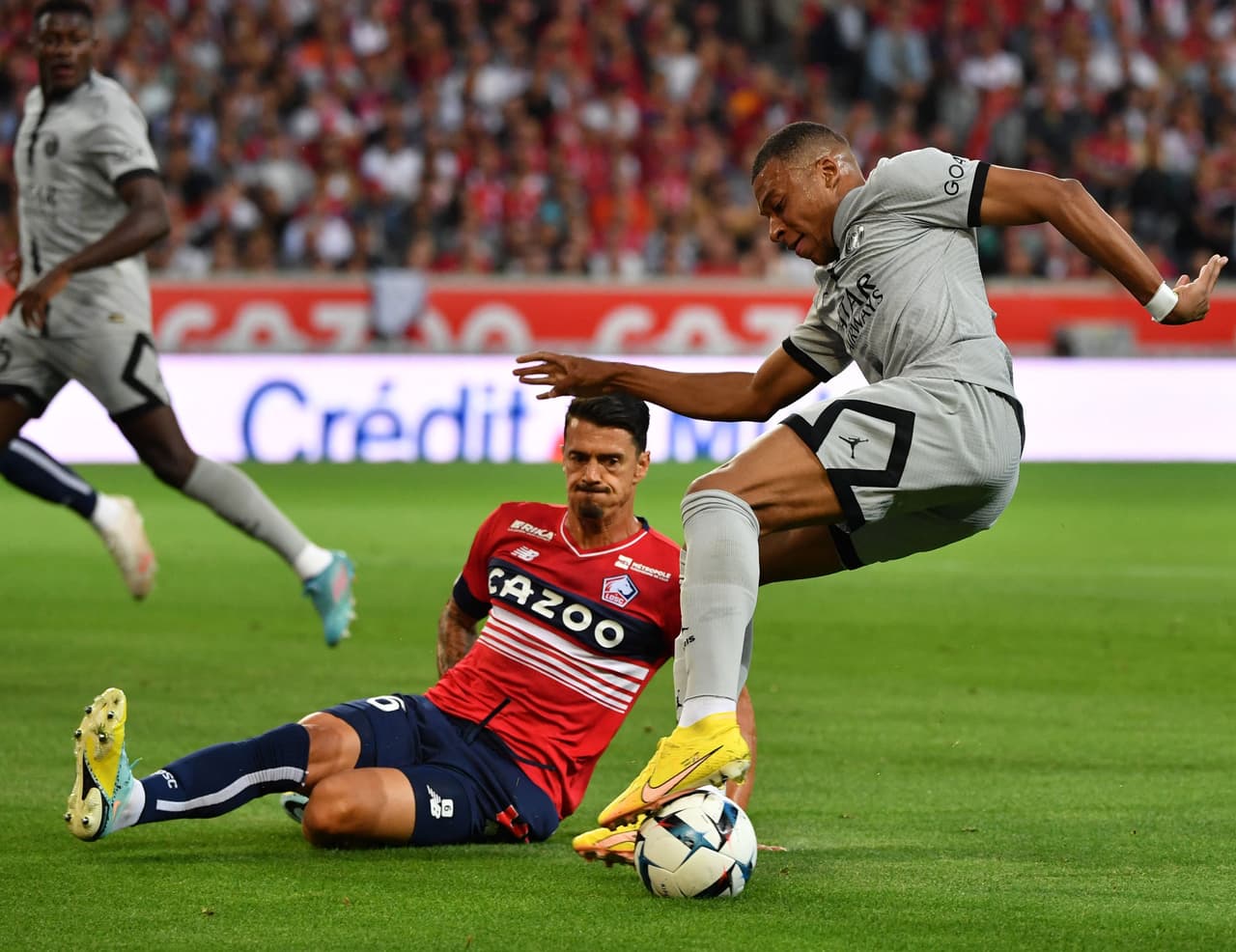 París Saint Germain se dio un festín de goles como vistante ante Lille y se afianzó como líder de la Ligue 1.