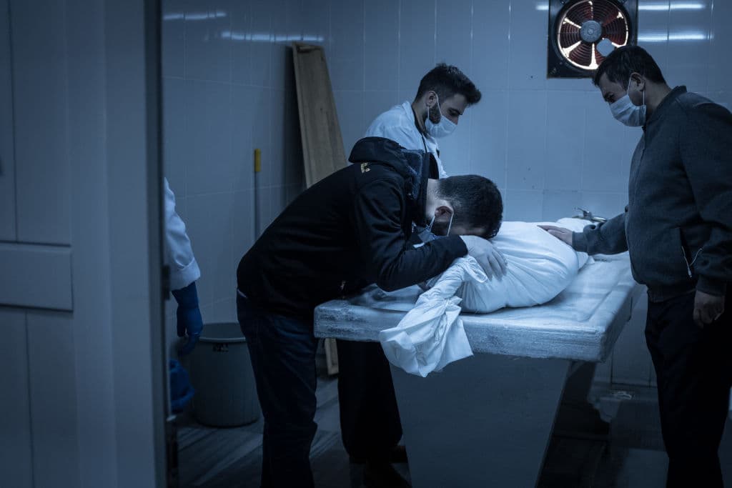 No solo los residentes de Chicago, sino todos en el estado de Illinois, esperan con ansia la vacuna del covid-19, sobre todo después de que funcionarios de salud pública anunciaron que el sábado la pandemia cobró 127 nuevas vidas y hubo 8,737 nuevos contagios.