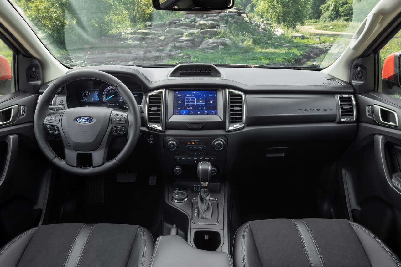 Por dentro, la cabina recibe un dispositivo con seis interruptores, ubicado sobre la consola central, para controlar la media docena de accesorios que esta versión puede equipar, tales como luces auxiliares, compresores de aire y cabrestantes, entre otros.