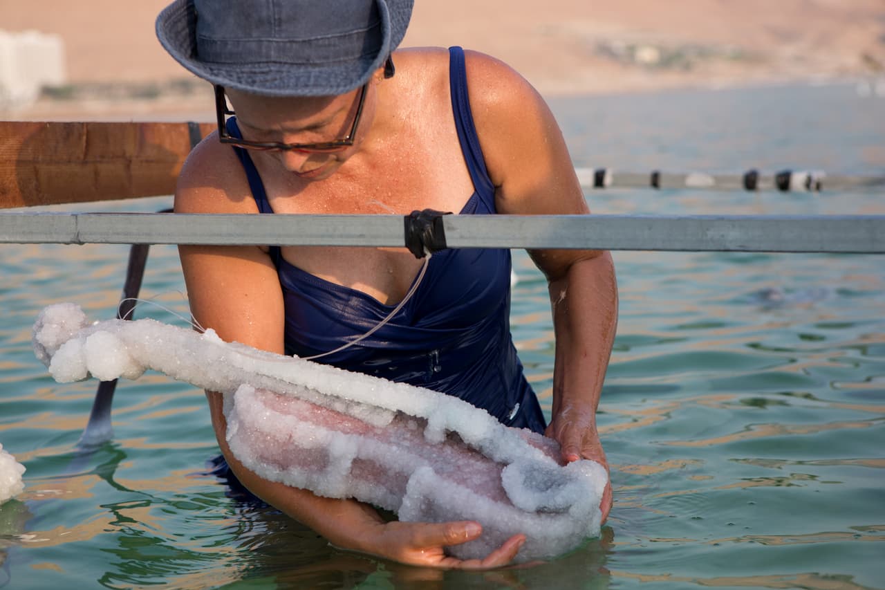 La artista Sigalit Landau, nacida en Jerusalén, lleva 15 años desafiando las particulares condiciones del Mar Muerto y registrando con su cámara de fotos y de video, los inesperados efectos que tiene este lugar sobre varios objetos que se sumergen en él.