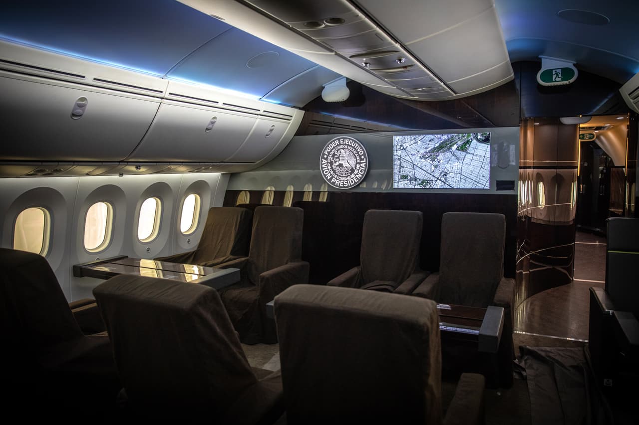 "Se van a vender todos los aviones y helicópteros que utilizaron los políticos corruptos", dijo AMLO en un acto ante cientos de personas en el estado Veracruz al día siguiente de su toma de posesión.