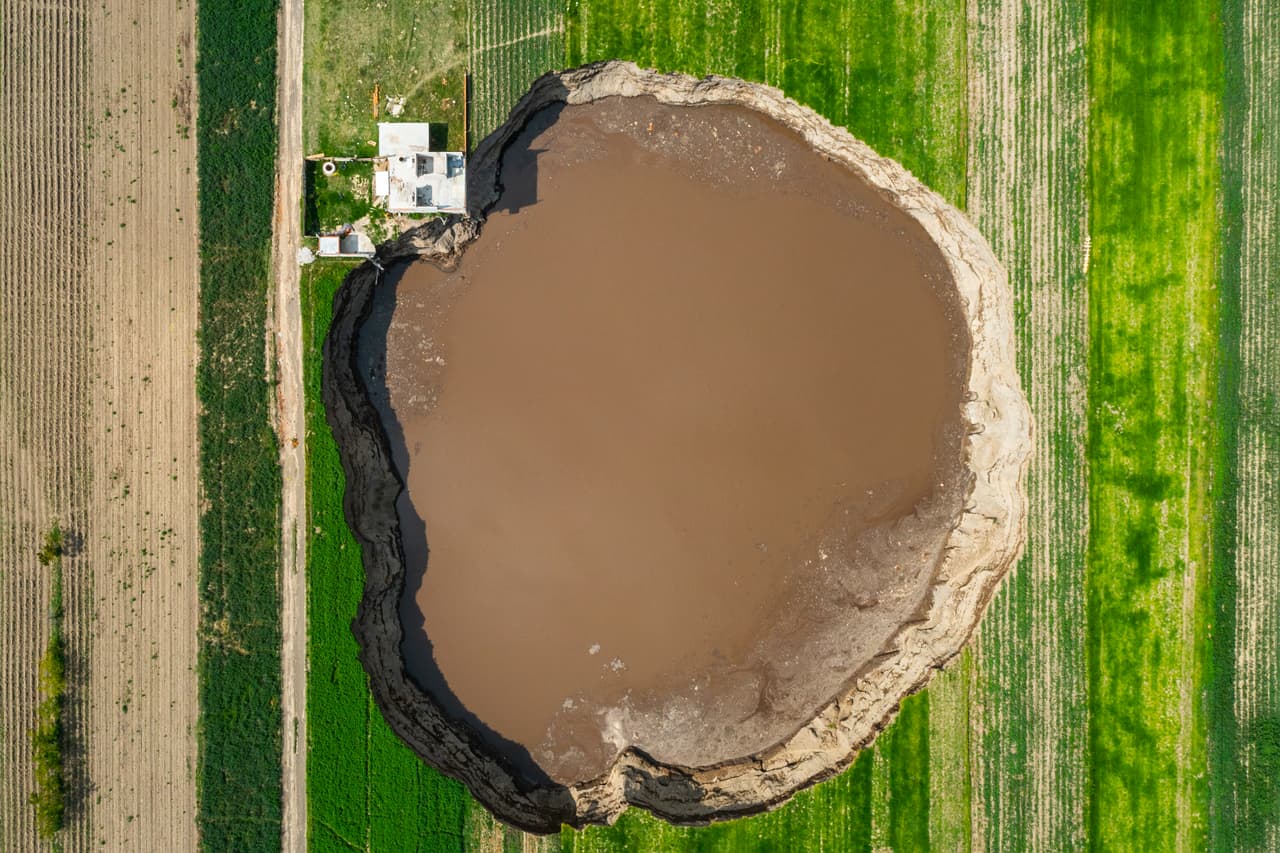 Vista aérea del socavón, que no ha parado de crecer. “Lo estamos pasando muy difícil. Estamos dolidos por nuestro patrimonio”, dijo una de las residentes del área, Magalena Xalamigua Xopillacle, cuya casa de ladrillo y hormigón está desplomándose lentamente hacia el agujero, a la agencia AP. “A veces nos sentimos mal de tanta tristeza”.