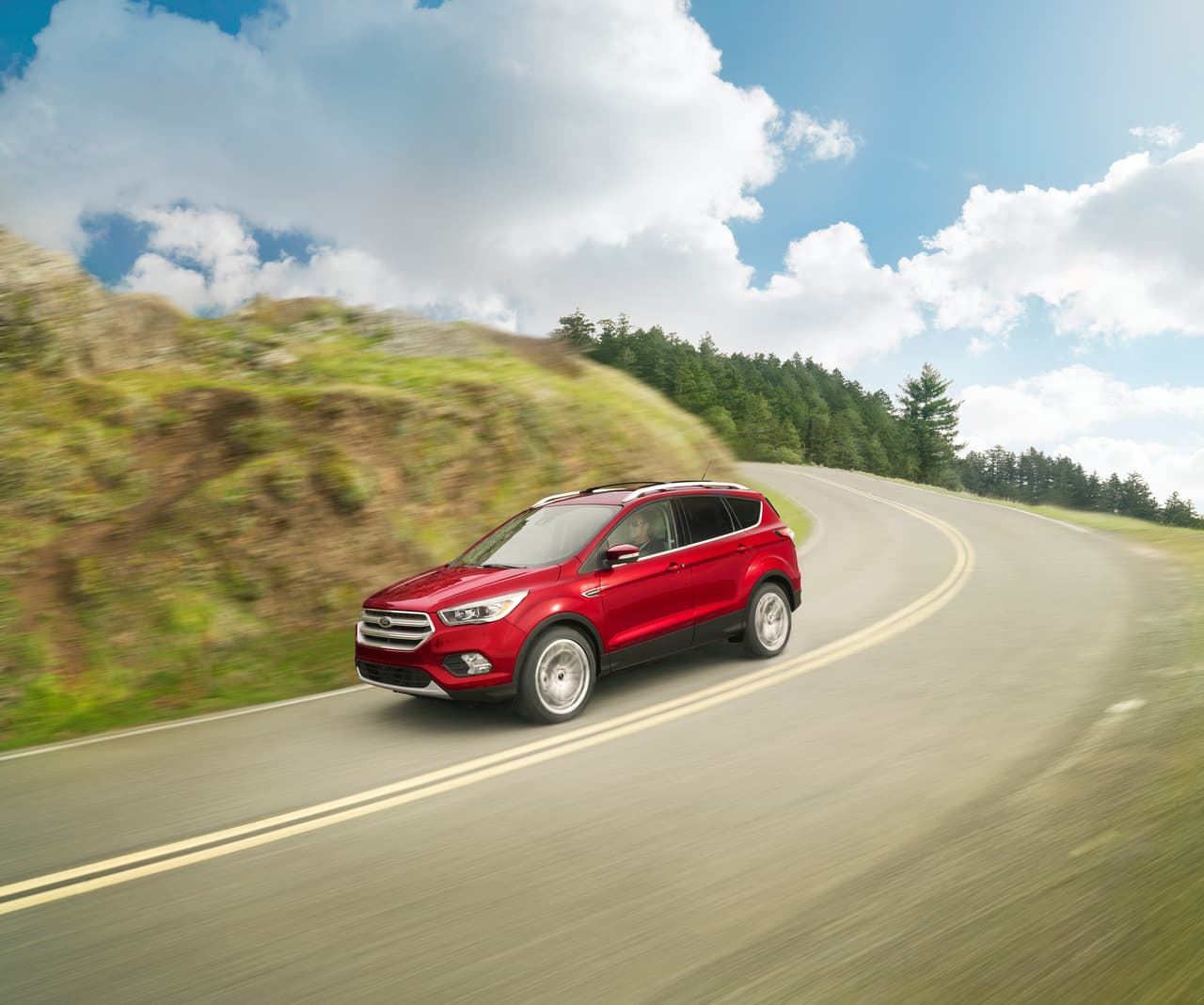 <b>Ford Escape 2018</b>
<br>
<b>Precio a partir de: 23,940 dólares</b>
<br>Esta versión de entrada cuenta con un motor de cuatro cilindros de 2.5 litros de 168 caballos de fuerza y 170 libras-pie de torque y transmisión automática SelecShift de seis velocidades.