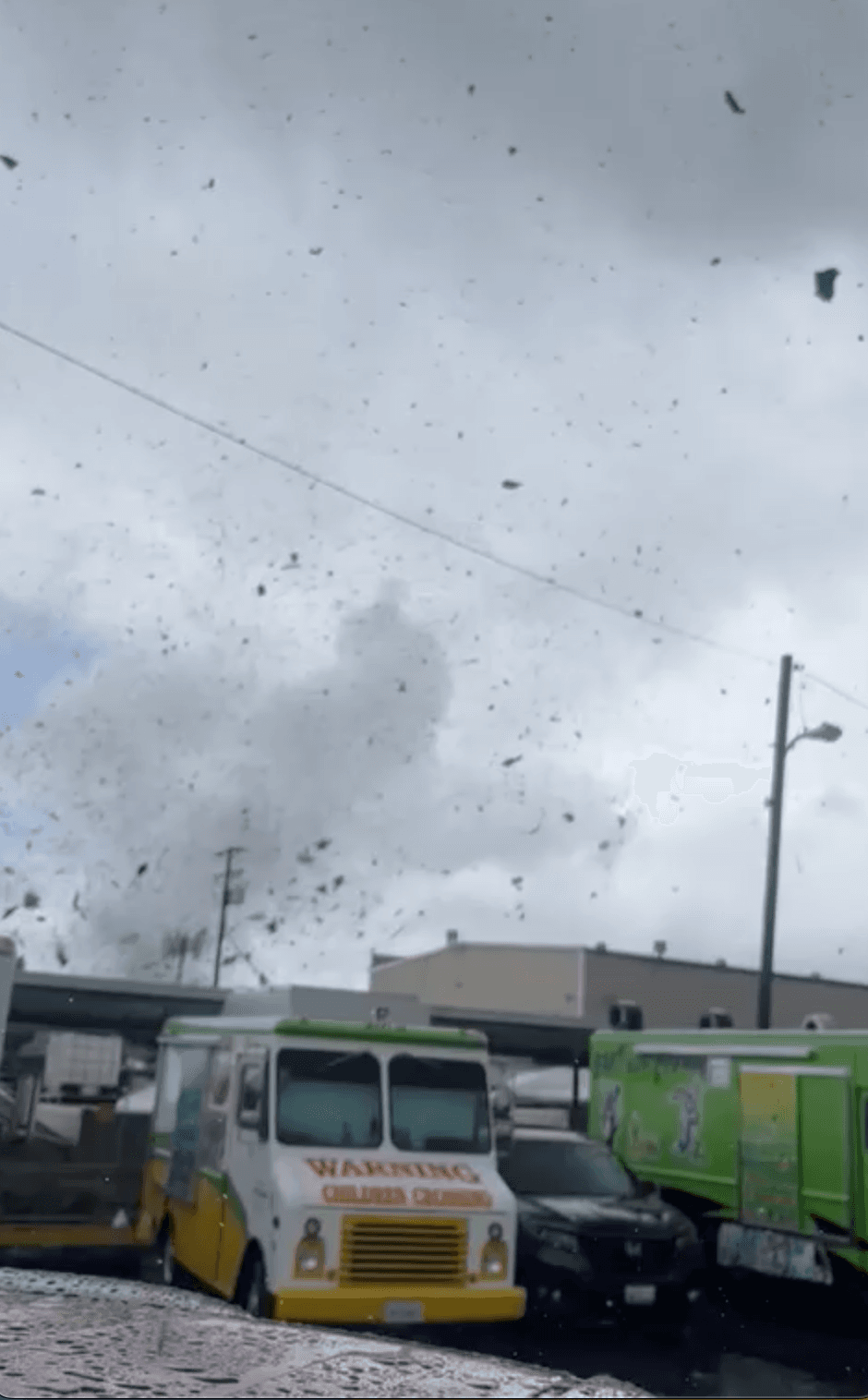 Puedes enviar tus fotos y videos de los impactos del tiempo en tu comunidad a través de
<b><a href="https://www.univision.com/local/los-angeles-kmex/reportalo" target="_blank">REPORTALO LA. </a></b>