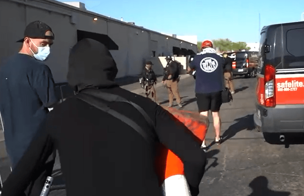 Algunas personas dentro del grupo de manifestantes 
<b>empezaron a lanzar objetos</b> a los policías que resguardaban el edificio. Además, querían hacer retroceder a los uniformados, y a las vallas metálicas que se colocaron en el lugar.