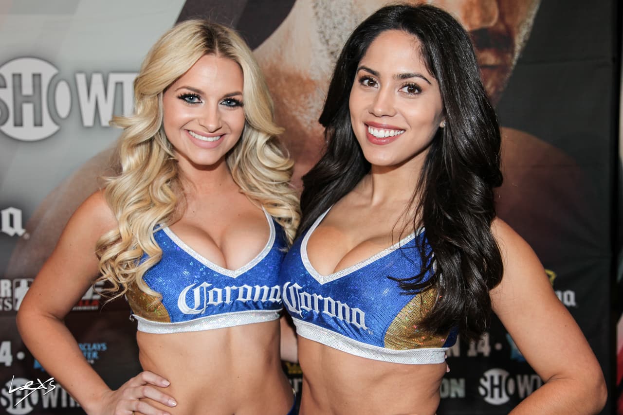 Las bellas edecanes también se deiron tiempo para posar ante las cámaras durante la ceremonia de pesaje en Nueva York.