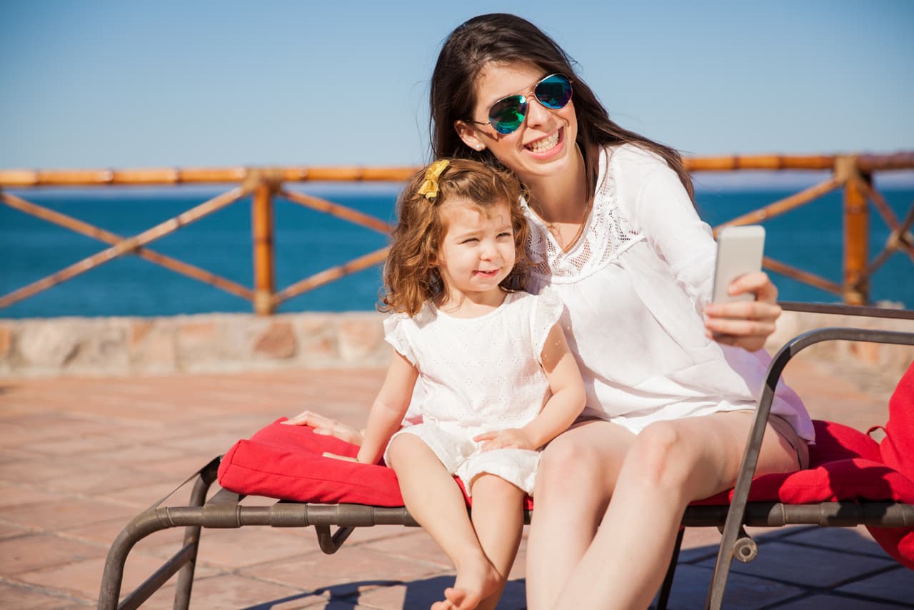 A la hora de elegir tus lentes de sol, dale prioridad a los que bloqueen la luz UV de un 99 a un 100 por ciento. Algunas etiquetas dicen "absorción de UV hasta 400nm". Esto es lo mismo que una absorción del 100 por ciento de luz UV.