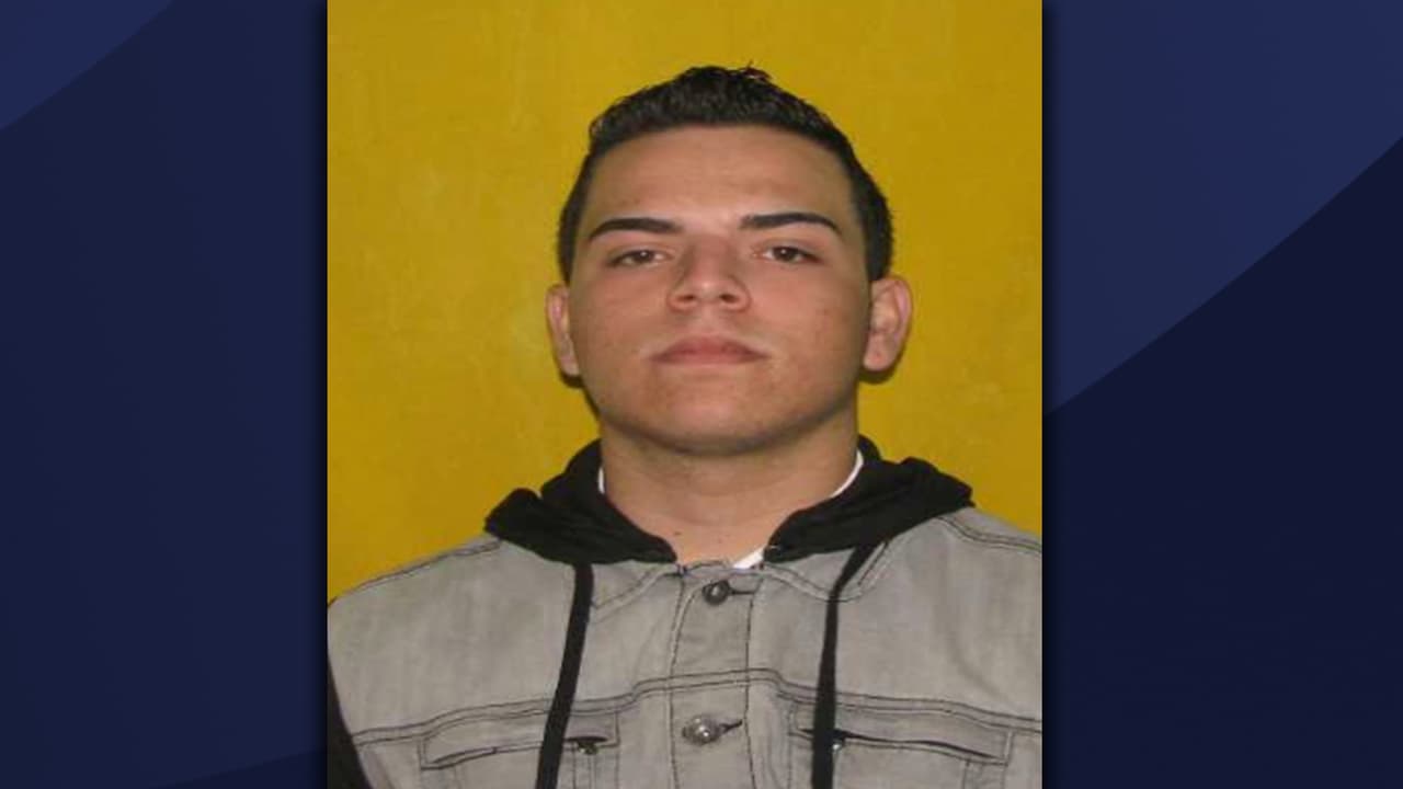 John Alexis Ortiz Rivera es buscado por Tentativa de Asesinato y Ley de Armas con una fianza de $150 mil.