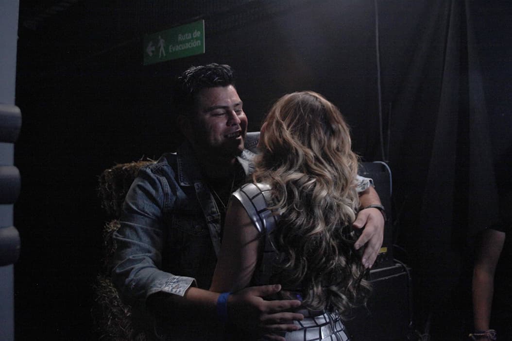 Su desenvolvimiento en la pista de baile fue premiado con 
<b>un beso de su héroe, Abel Flores</b>, su esposo, quien la felicitó por haber bailado de esa manera.