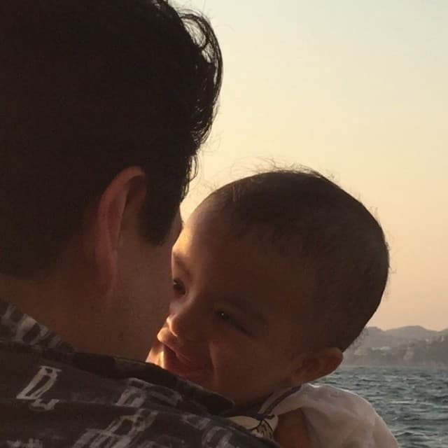 Una tierna foto con su papi.