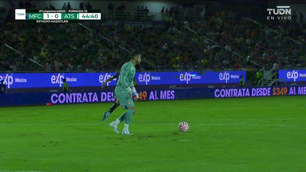 ¡TIRO ATAJADO! disparo por Julián Quiñones.