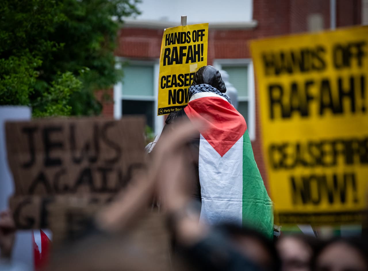 Estudiantes y manifestantes pro palestinos mantienen un campamento en apoyo a Gaza en la Universidad George Washington en Foggy Bottom, que instalaron desde la mañana del jueves.