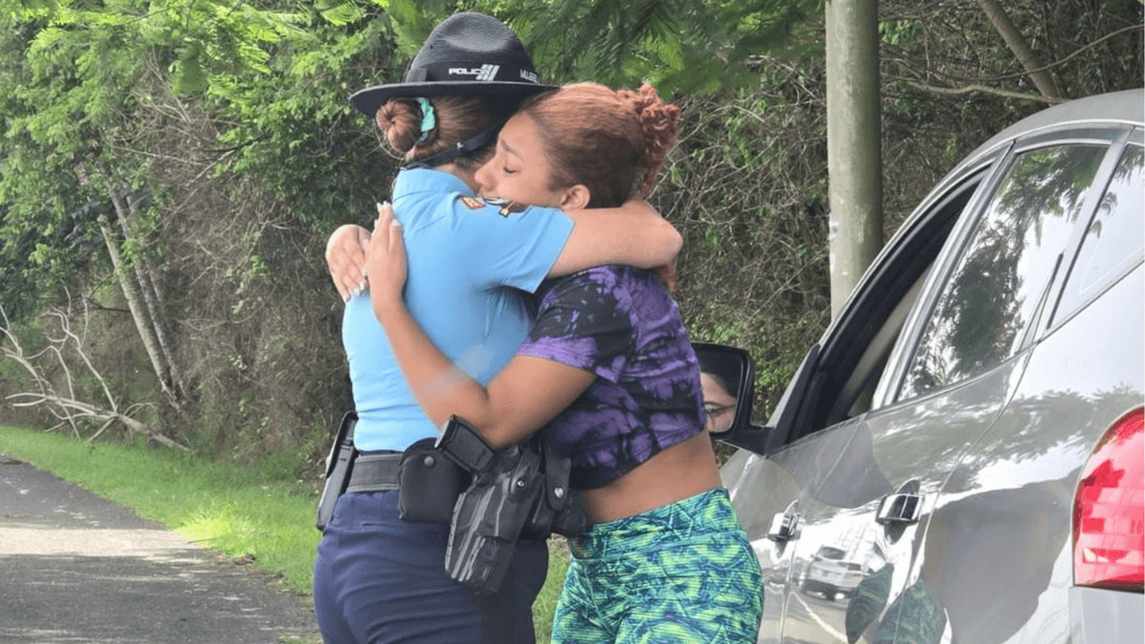"No solo estamos para poner multas": La emotiva imagen de una policía abrazando a una joven que pasaba por una crisis nerviosa 