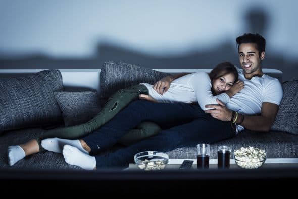 TV para noche de pelis. Hay pocas cosas que él no te perdonaría dejar afuera del nido de amor: el televisor es sin duda la primera.