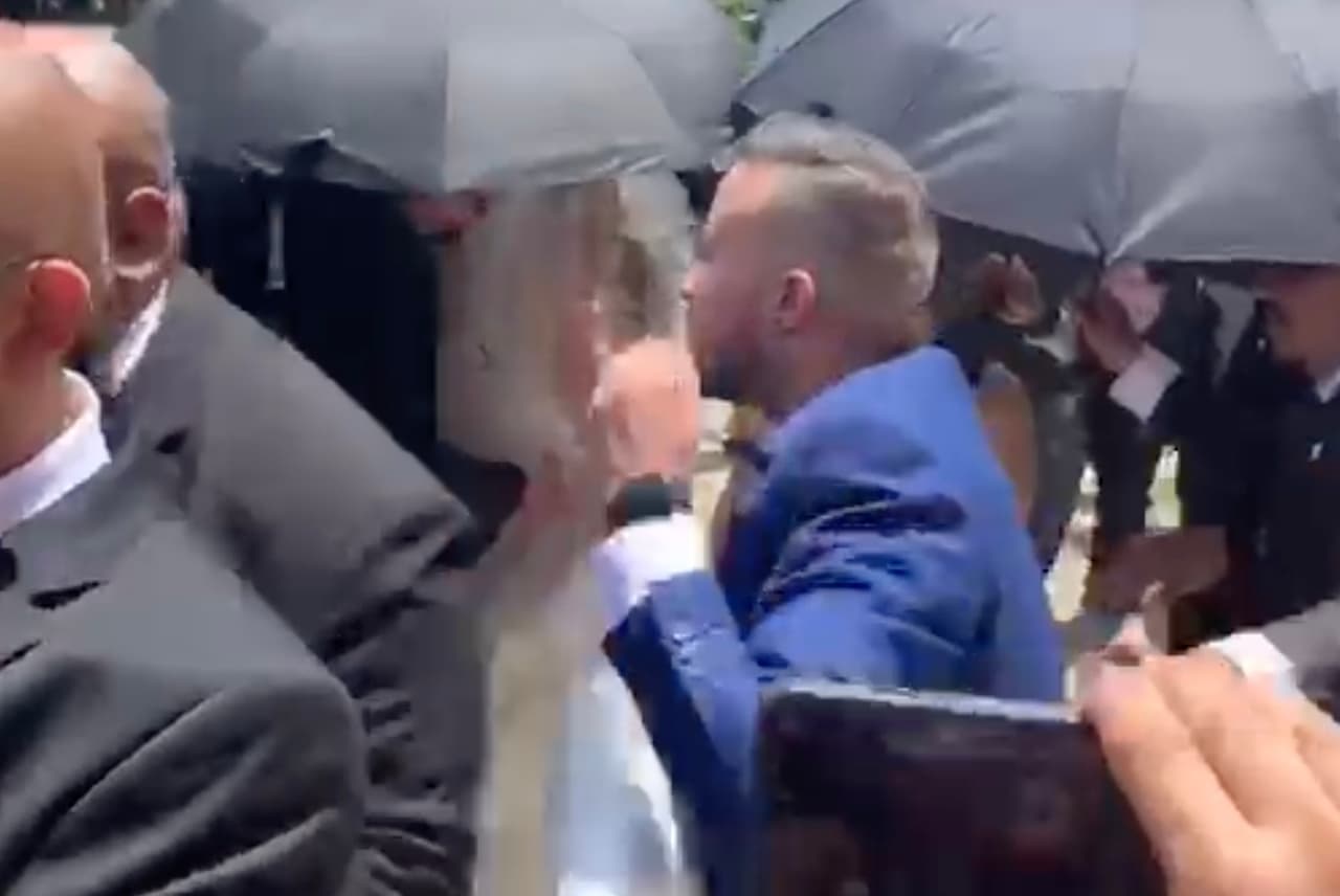 “Imagínense ustedes que llegamos a la iglesia, cómo no sabemos si va a llegar una persona que no me quiere, que no quiere a Lorenzo, no sé, 
<b>que saque una pistola y me haga un daño</b>, no se sabe, o alguien que pueda tirarme algo”, declaró Chiquis.
<br>