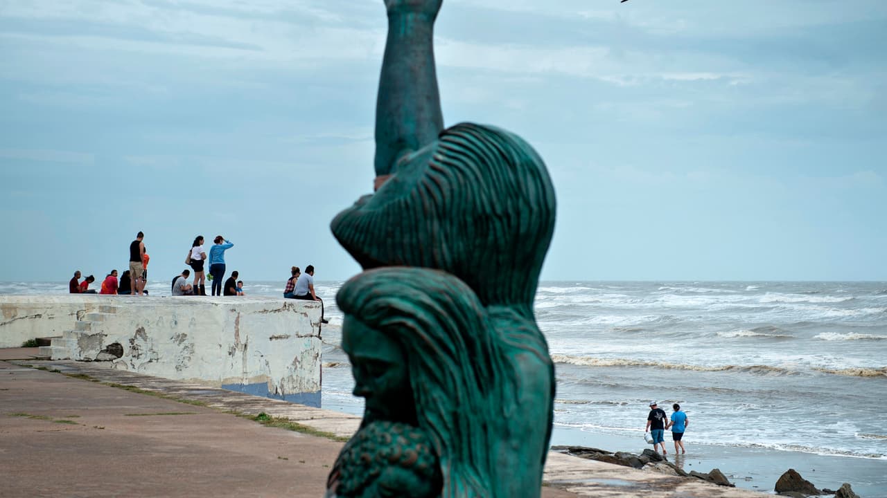 Emiten orden de evacuación obligatoria para la ciudad de Galveston ante la posible llegada huracán Laura