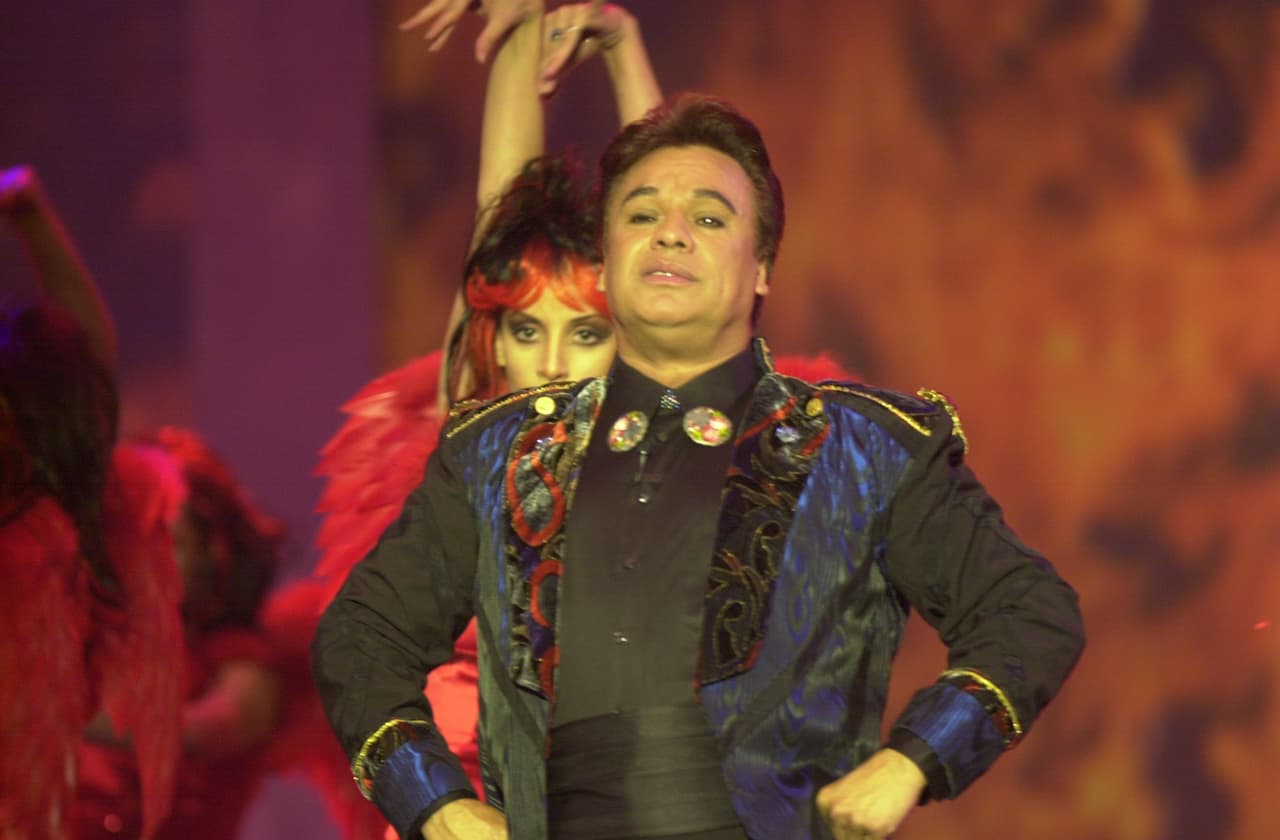 Su argumento está basado en una entrevista que Juan Gabriel concedió en el 2001, en la que aseguró que era originario del planeta Erra, así como la letra de su canción ‘Todo está bien’.