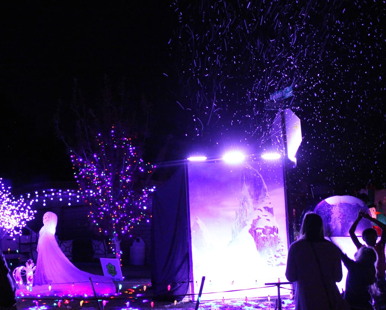 El palacio de la película Frozen lanzando nieve fabricada es una de las mejores atracciones para los niños.