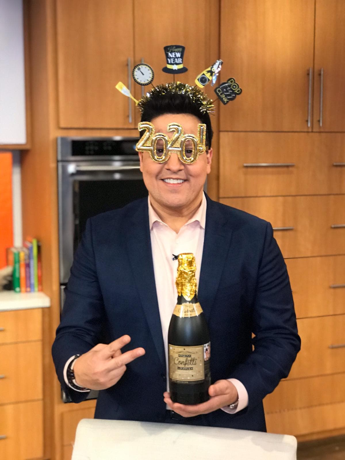 Raúl González dijo presente en la mañana de celebración y con botella en mano espera la cuenta regresiva para recibir otro año.