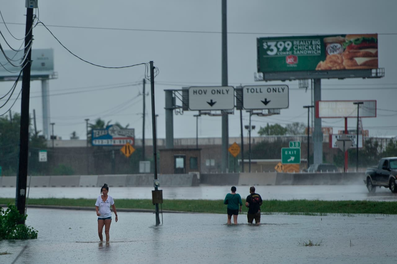 El alcalde Sylverter Turner dice que las lluvias han inundado prácticamente toda la ciudad.