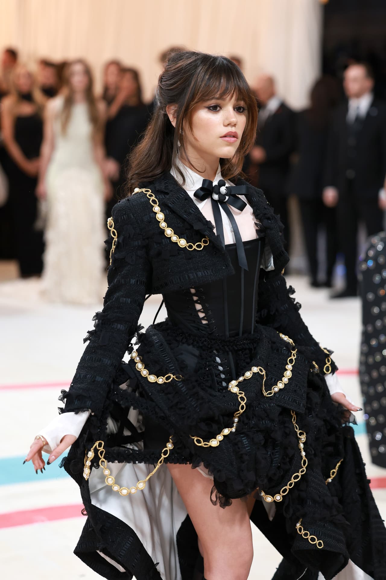 Jenna Ortega, actriz de raíces latinas, también brilló en la alfombra roja.