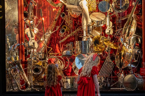 La tienda, ubicada en 754 Fifth Avenue, a pocas cuadras del Rockefeller Center, no tiene decoraciones mecánicas, como sus competidoras, por lo que despliega escenarios repletos de accesorios, cubriendo prácticamente todos sus ventanales.