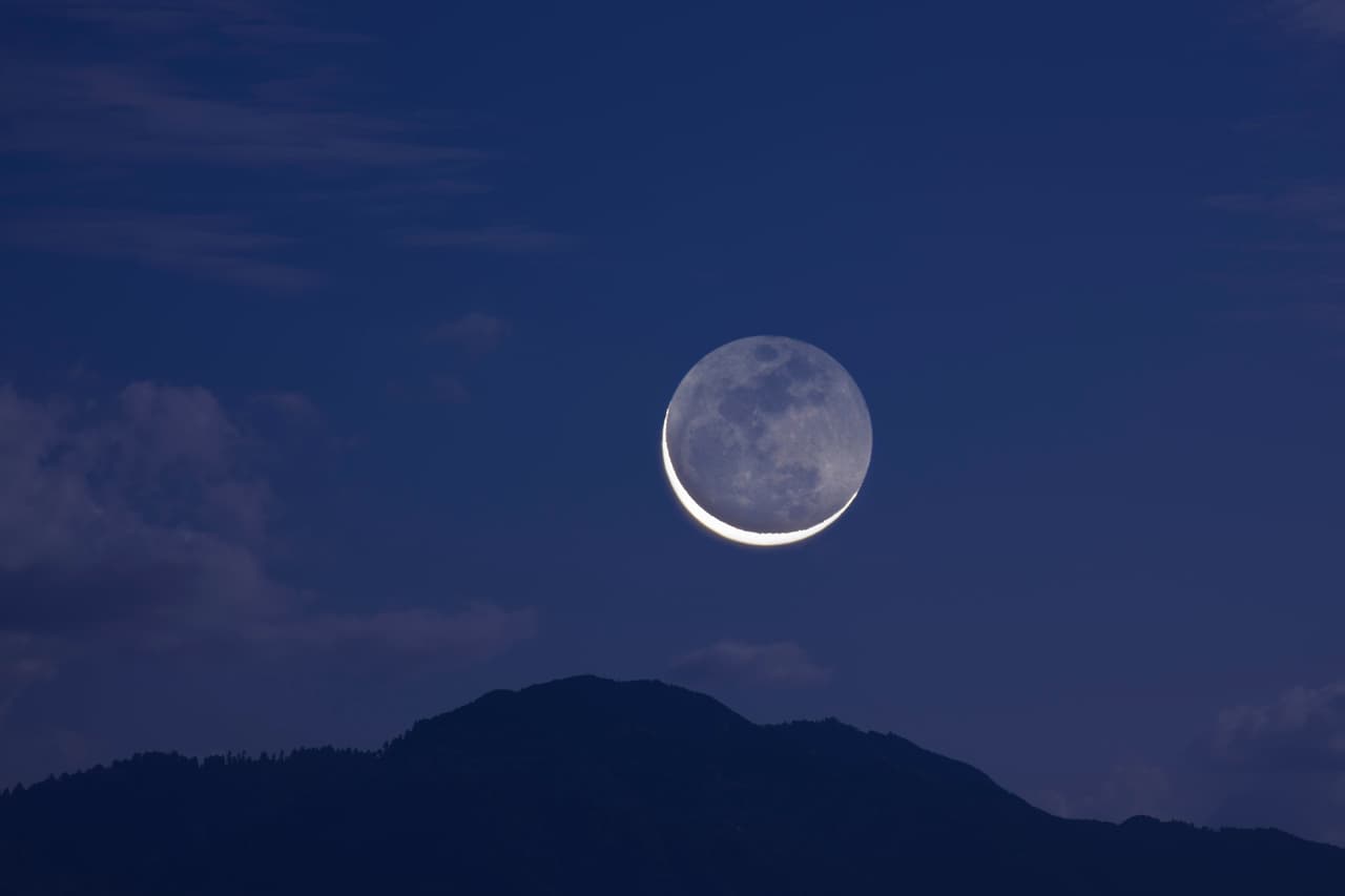 Se llama novilunio o Luna Nueva a la conjunción del Sol con la Luna, por eso vemos a la Luna oscura ya que no está frente al Sol como ocurre durante la Luna llena o plenilunio. Por: Profesor Zellagro.